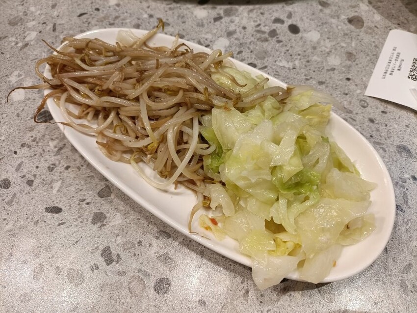 台北市大安區台北忠孝復興美食|就饗鐵板燒-台北忠孝東店。內用享現炒蔬菜、白飯、湯品、飲料、霜淇淋無限享用!