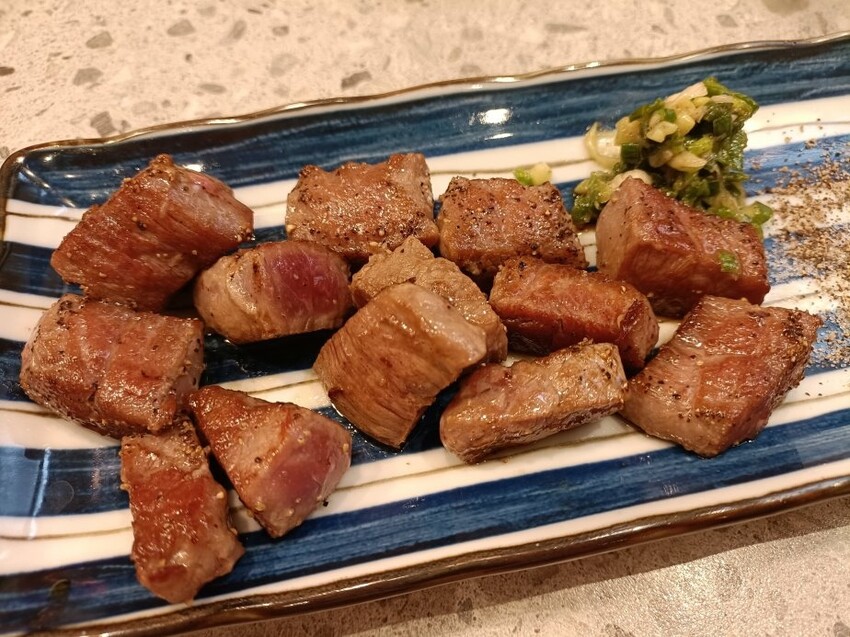 台北市大安區台北忠孝復興美食|就饗鐵板燒-台北忠孝東店。內用享現炒蔬菜、白飯、湯品、飲料、霜淇淋無限享用!