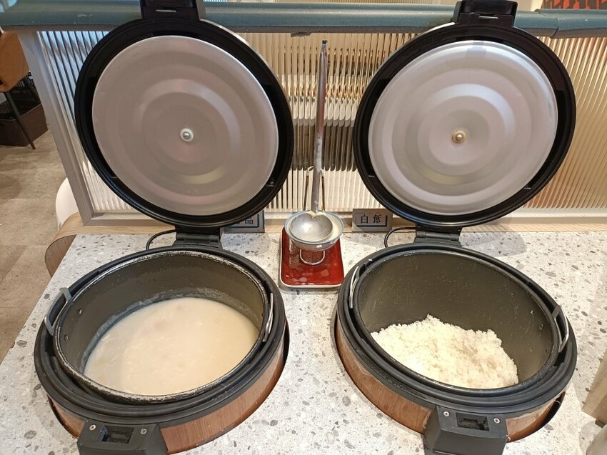 台北市大安區台北忠孝復興美食|就饗鐵板燒-台北忠孝東店。內用享現炒蔬菜、白飯、湯品、飲料、霜淇淋無限享用!