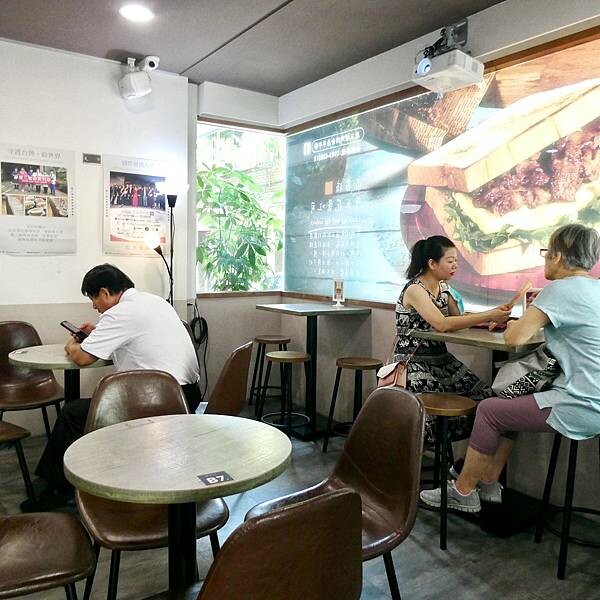 台北捷運紅線橘線民權西路站附近不限時早午餐推薦/慶三號烤肉倉庫早午餐台北天祥店/連鎖早餐店吃出中西合併