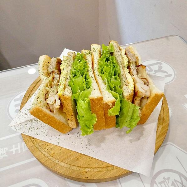 台北捷運紅線橘線民權西路站附近不限時早午餐推薦/慶三號烤肉倉庫早午餐台北天祥店/連鎖早餐店吃出中西合併