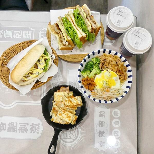 台北捷運紅線橘線民權西路站附近不限時早午餐推薦/慶三號烤肉倉庫早午餐台北天祥店/連鎖早餐店吃出中西合併