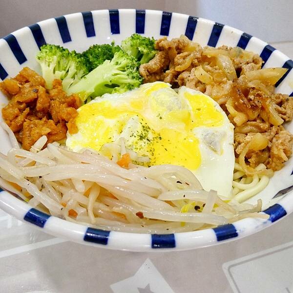 台北捷運紅線橘線民權西路站附近不限時早午餐推薦/慶三號烤肉倉庫早午餐台北天祥店/連鎖早餐店吃出中西合併