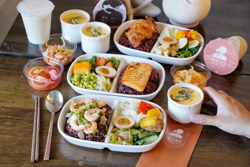 平價健康餐盒推薦!新開幕「健人餐廚馬偕店」有提供舒適的用餐空間,新品西班牙蒜香奶油蝦仁值得一試,必點套餐限定極鮮鮭魚茶碗蒸!加入會員即享優惠價~ - 阿華田的美食日記