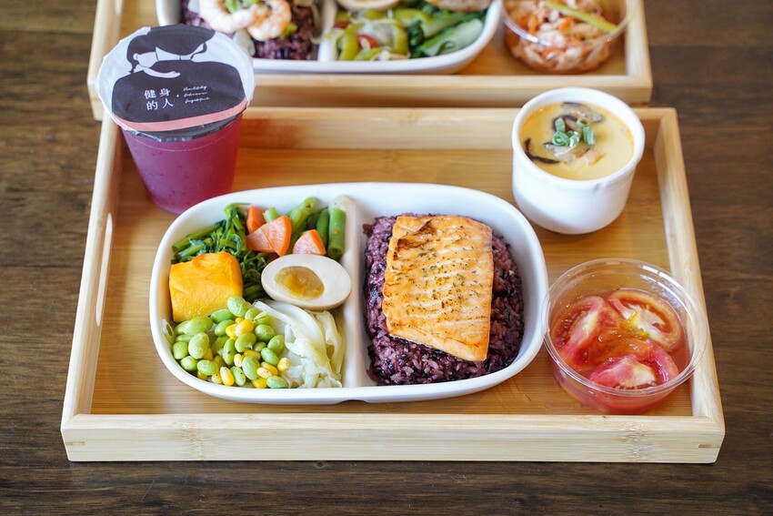 平價健康餐盒推薦!新開幕「健人餐廚馬偕店」有提供舒適的用餐空間,新品西班牙蒜香奶油蝦仁值得一試,必點套餐限定極鮮鮭魚茶碗蒸!加入會員即享優惠價~ - 阿華田的美食日記