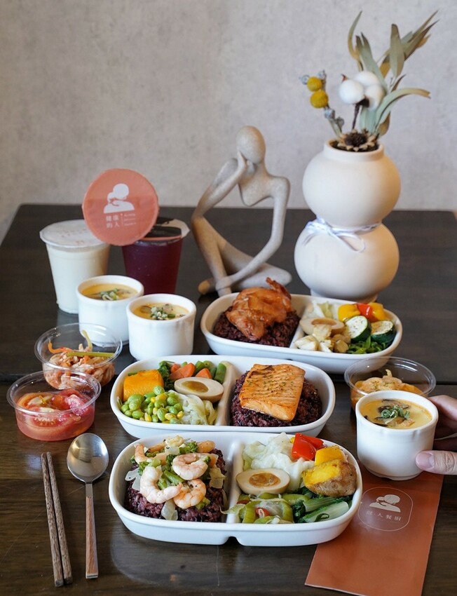 平價健康餐盒推薦!新開幕「健人餐廚馬偕店」有提供舒適的用餐空間,新品西班牙蒜香奶油蝦仁值得一試,必點套餐限定極鮮鮭魚茶碗蒸!加入會員即享優惠價~ - 阿華田的美食日記