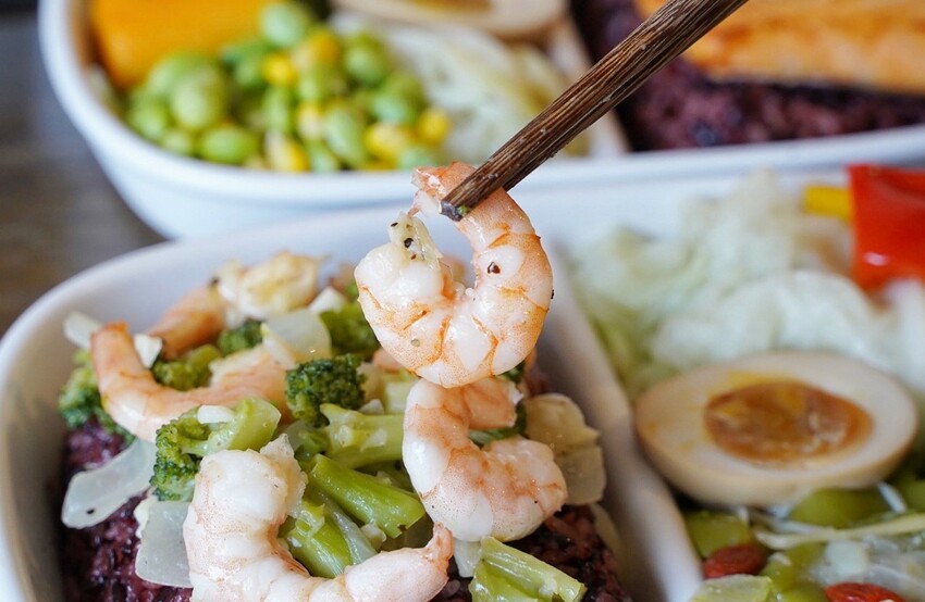 平價健康餐盒推薦!新開幕「健人餐廚馬偕店」有提供舒適的用餐空間,新品西班牙蒜香奶油蝦仁值得一試,必點套餐限定極鮮鮭魚茶碗蒸!加入會員即享優惠價~ - 阿華田的美食日記