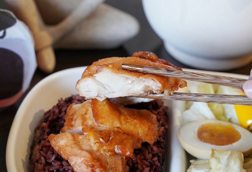 平價健康餐盒推薦!新開幕「健人餐廚馬偕店」有提供舒適的用餐空間,新品西班牙蒜香奶油蝦仁值得一試,必點套餐限定極鮮鮭魚茶碗蒸!加入會員即享優惠價~ - 阿華田的美食日記