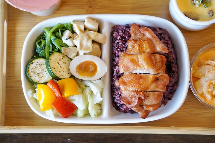 平價健康餐盒推薦!新開幕「健人餐廚馬偕店」有提供舒適的用餐空間,新品西班牙蒜香奶油蝦仁值得一試,必點套餐限定極鮮鮭魚茶碗蒸!加入會員即享優惠價~ - 阿華田的美食日記