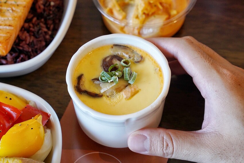 平價健康餐盒推薦!新開幕「健人餐廚馬偕店」有提供舒適的用餐空間,新品西班牙蒜香奶油蝦仁值得一試,必點套餐限定極鮮鮭魚茶碗蒸!加入會員即享優惠價~ - 阿華田的美食日記