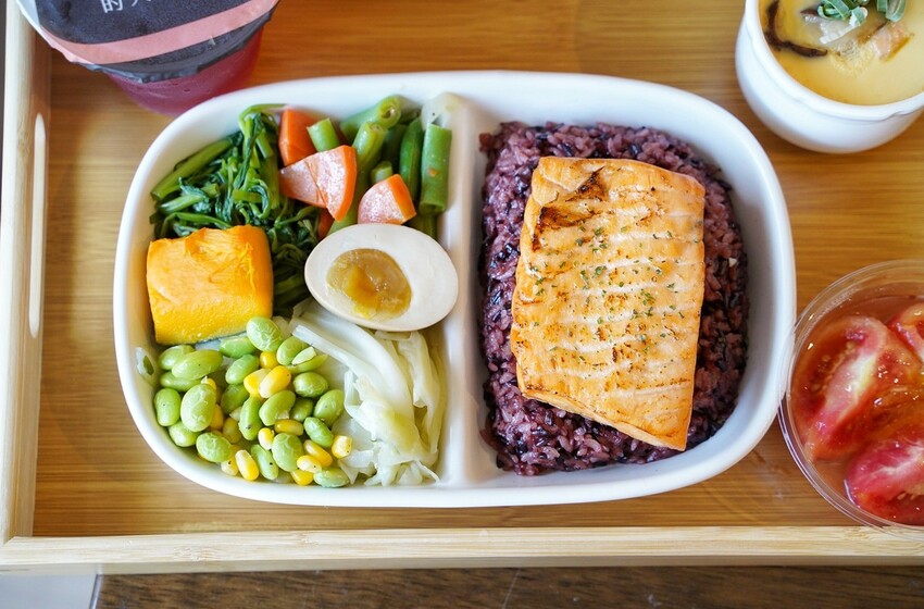 平價健康餐盒推薦!新開幕「健人餐廚馬偕店」有提供舒適的用餐空間,新品西班牙蒜香奶油蝦仁值得一試,必點套餐限定極鮮鮭魚茶碗蒸!加入會員即享優惠價~ - 阿華田的美食日記