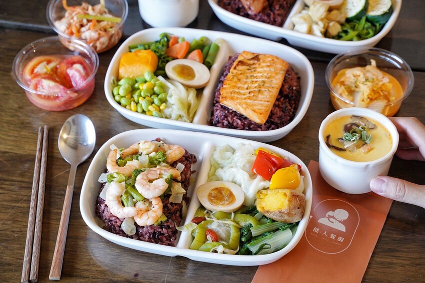 平價健康餐盒推薦!新開幕「健人餐廚馬偕店」有提供舒適的用餐空間,新品西班牙蒜香奶油蝦仁值得一試,必點套餐限定極鮮鮭魚茶碗蒸!加入會員即享優惠價~ - 阿華田的美食日記