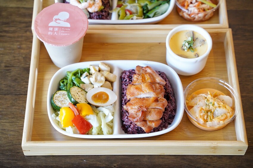平價健康餐盒推薦!新開幕「健人餐廚馬偕店」有提供舒適的用餐空間,新品西班牙蒜香奶油蝦仁值得一試,必點套餐限定極鮮鮭魚茶碗蒸!加入會員即享優惠價~ - 阿華田的美食日記
