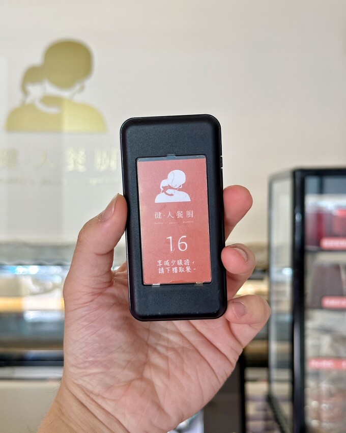 平價健康餐盒推薦!新開幕「健人餐廚馬偕店」有提供舒適的用餐空間,新品西班牙蒜香奶油蝦仁值得一試,必點套餐限定極鮮鮭魚茶碗蒸!加入會員即享優惠價~ - 阿華田的美食日記