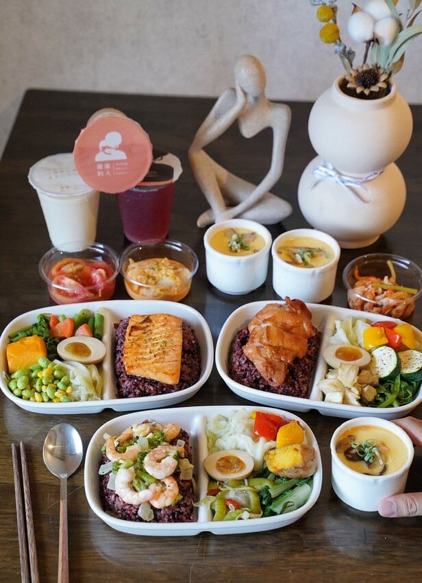 平價健康餐盒推薦!新開幕「健人餐廚馬偕店」有提供舒適的用餐空間,新品西班牙蒜香奶油蝦仁值得一試,必點套餐限定極鮮鮭魚茶碗蒸!加入會員即享優惠價~ - 阿華田的美食日記