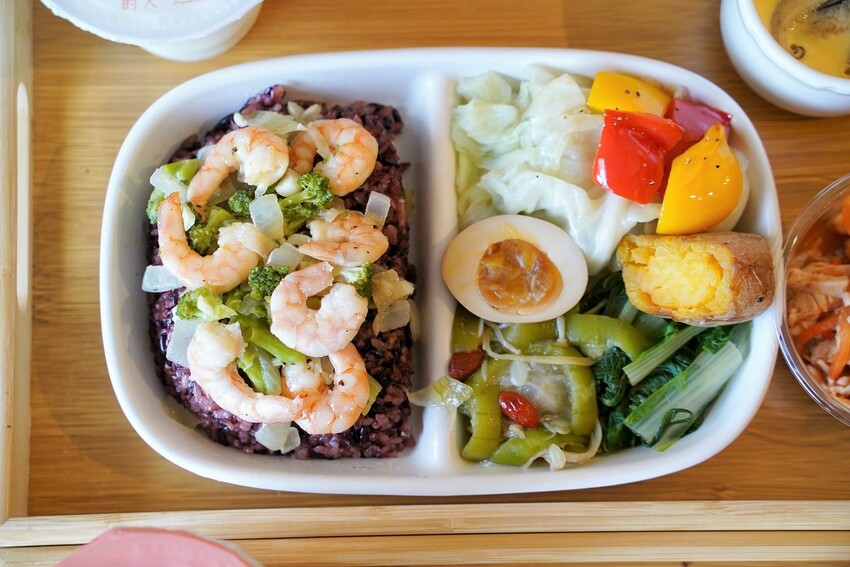 平價健康餐盒推薦!新開幕「健人餐廚馬偕店」有提供舒適的用餐空間,新品西班牙蒜香奶油蝦仁值得一試,必點套餐限定極鮮鮭魚茶碗蒸!加入會員即享優惠價~ - 阿華田的美食日記