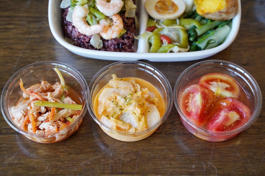 平價健康餐盒推薦!新開幕「健人餐廚馬偕店」有提供舒適的用餐空間,新品西班牙蒜香奶油蝦仁值得一試,必點套餐限定極鮮鮭魚茶碗蒸!加入會員即享優惠價~ - 阿華田的美食日記