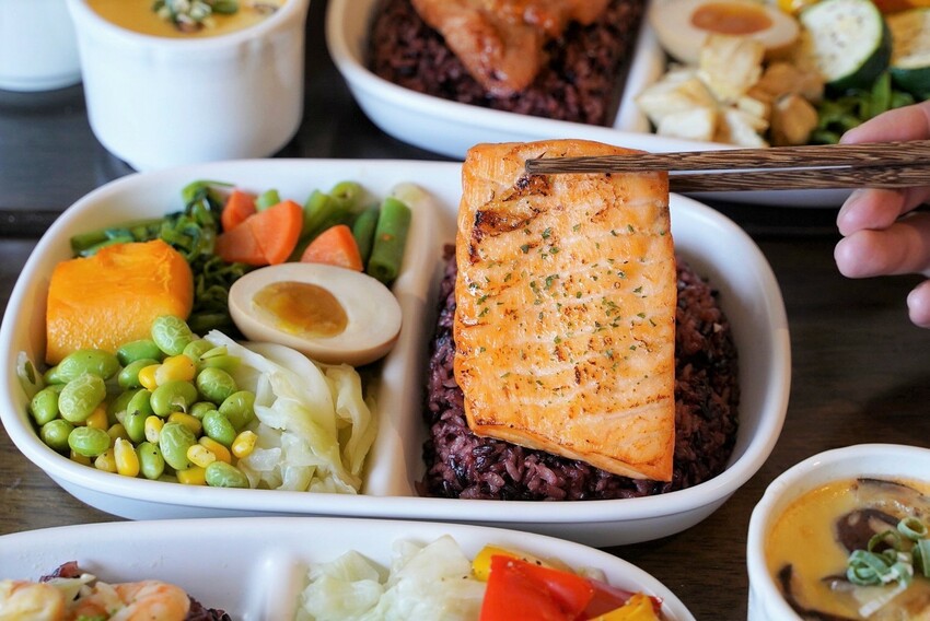 平價健康餐盒推薦!新開幕「健人餐廚馬偕店」有提供舒適的用餐空間,新品西班牙蒜香奶油蝦仁值得一試,必點套餐限定極鮮鮭魚茶碗蒸!加入會員即享優惠價~ - 阿華田的美食日記