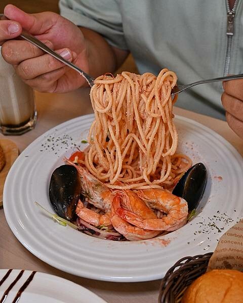帕菲puffy｜鳳山區美食｜親子、寵物友善餐廳｜鳳凌廣場周邊義式餐廳｜三色萌熊泡芙、義大利麵、燉飯