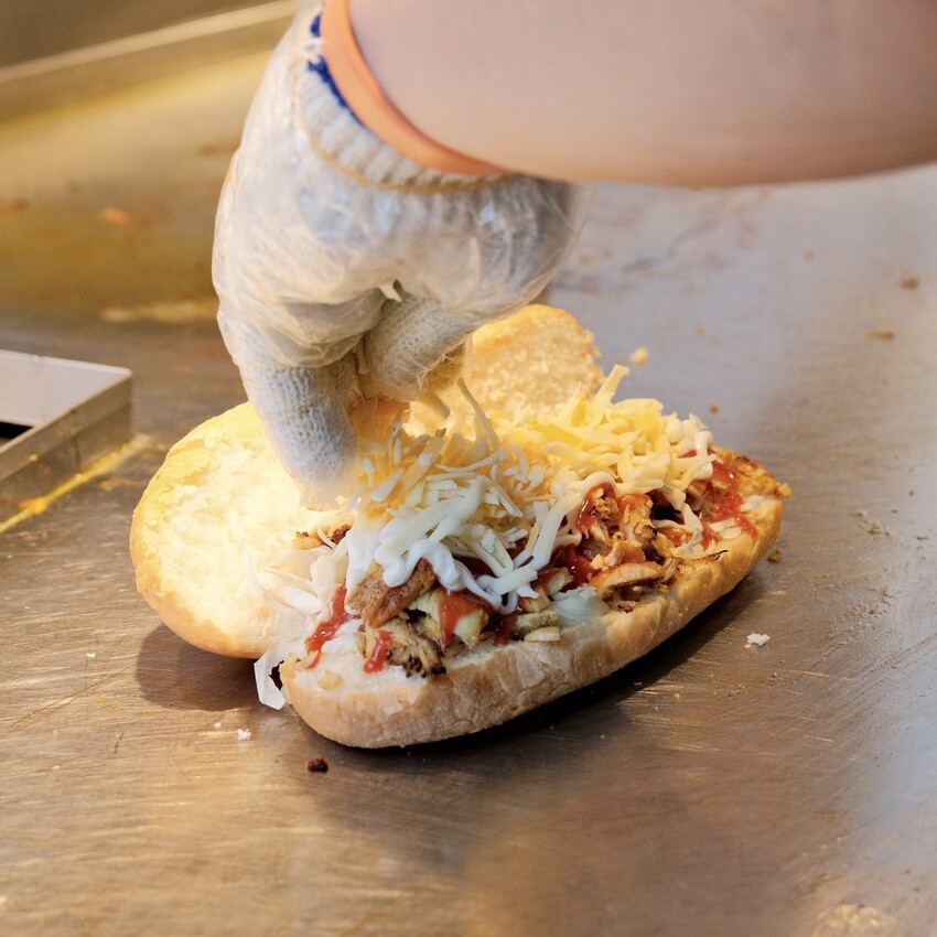 【信義區美食推薦】神攻沙威瑪～現烤香軟麵包、台灣在地雞肉炒軟Q～肉力加倍、爆漿起司沙威瑪超好吃！信義區平價美食～