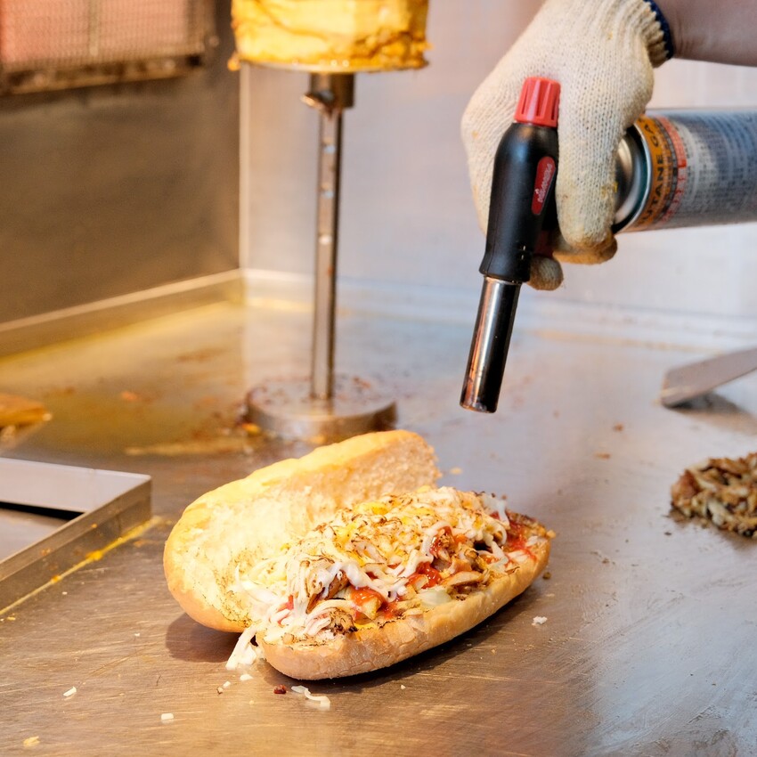 【信義區美食推薦】神攻沙威瑪～現烤香軟麵包、台灣在地雞肉炒軟Q～肉力加倍、爆漿起司沙威瑪超好吃！信義區平價美食～