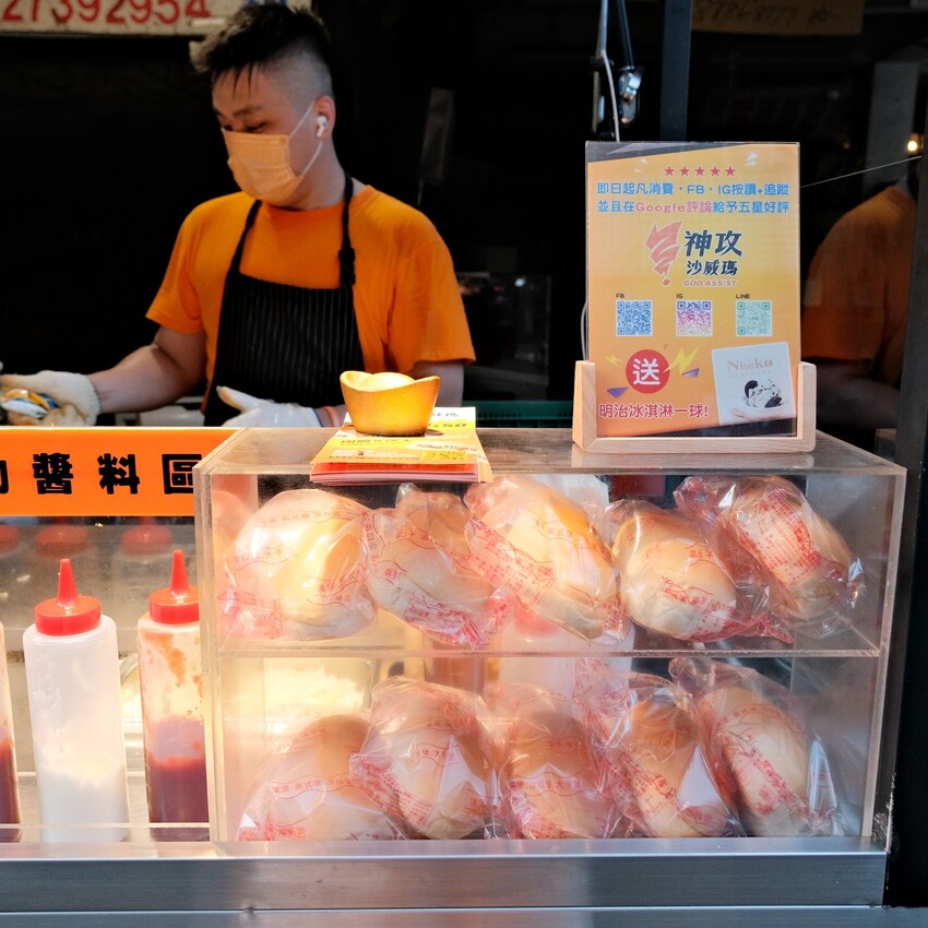 【信義區美食推薦】神攻沙威瑪～現烤香軟麵包、台灣在地雞肉炒軟Q～肉力加倍、爆漿起司沙威瑪超好吃！信義區平價美食～