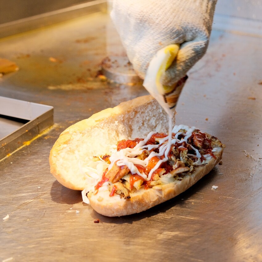 【信義區美食推薦】神攻沙威瑪～現烤香軟麵包、台灣在地雞肉炒軟Q～肉力加倍、爆漿起司沙威瑪超好吃！信義區平價美食～