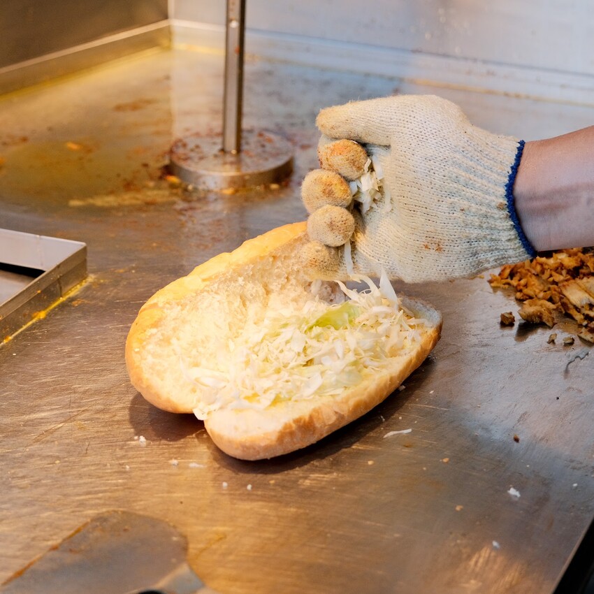 【信義區美食推薦】神攻沙威瑪～現烤香軟麵包、台灣在地雞肉炒軟Q～肉力加倍、爆漿起司沙威瑪超好吃！信義區平價美食～