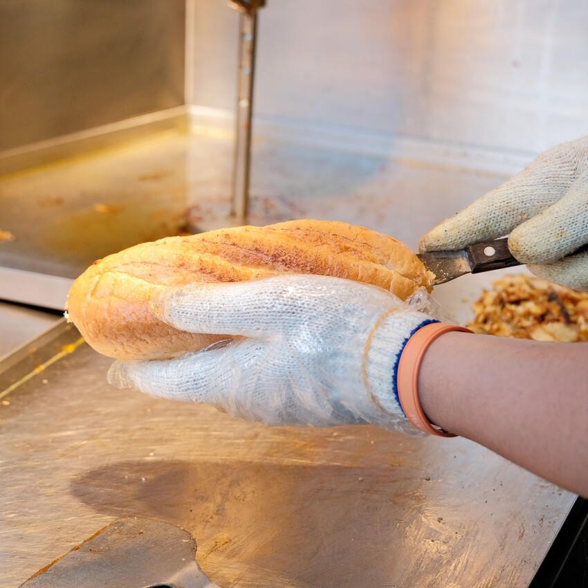 【信義區美食推薦】神攻沙威瑪～現烤香軟麵包、台灣在地雞肉炒軟Q～肉力加倍、爆漿起司沙威瑪超好吃！信義區平價美食～