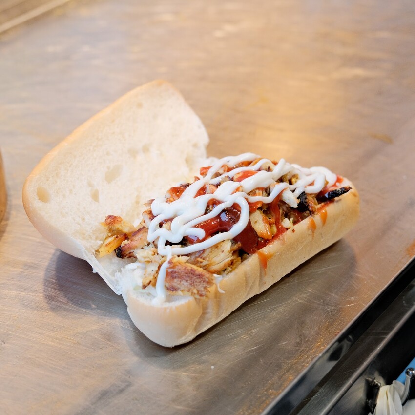 【信義區美食推薦】神攻沙威瑪～現烤香軟麵包、台灣在地雞肉炒軟Q～肉力加倍、爆漿起司沙威瑪超好吃！信義區平價美食～