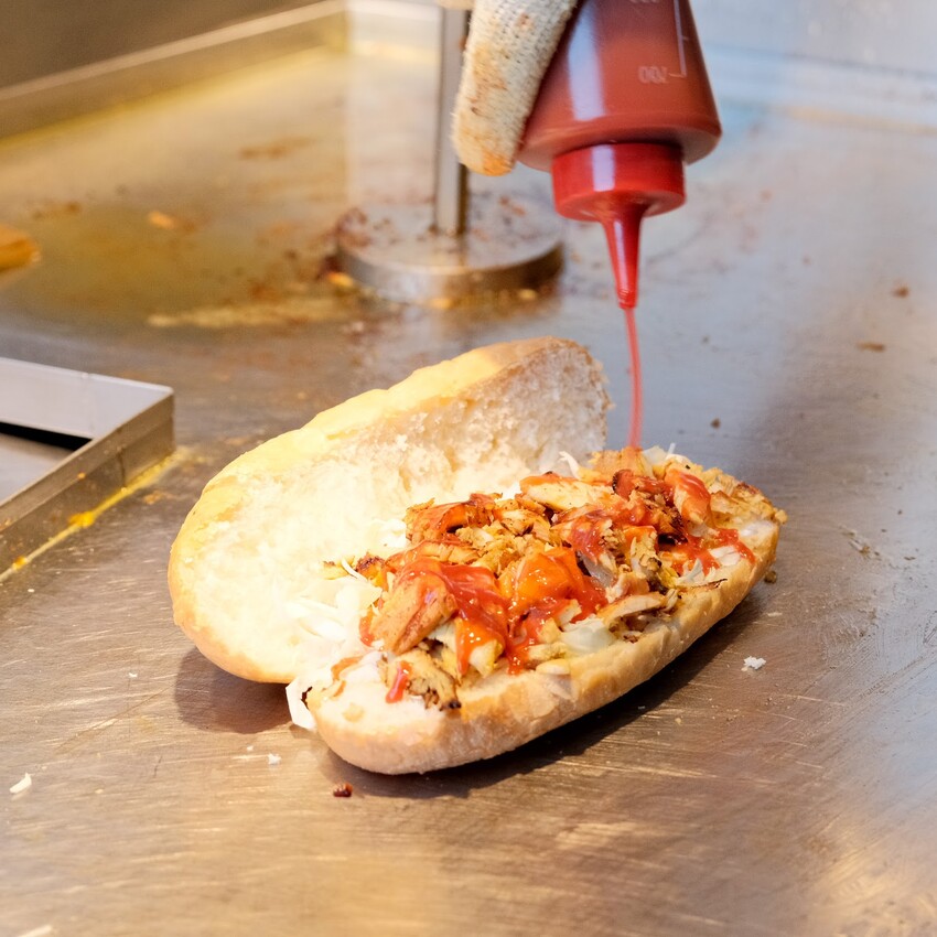 【信義區美食推薦】神攻沙威瑪～現烤香軟麵包、台灣在地雞肉炒軟Q～肉力加倍、爆漿起司沙威瑪超好吃！信義區平價美食～