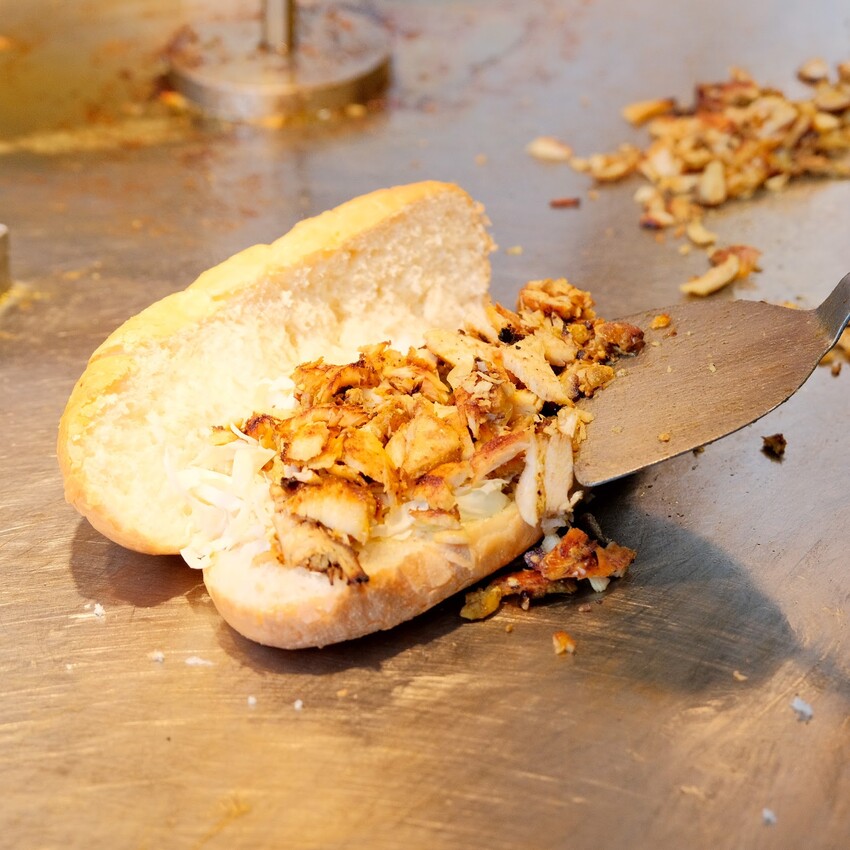 【信義區美食推薦】神攻沙威瑪～現烤香軟麵包、台灣在地雞肉炒軟Q～肉力加倍、爆漿起司沙威瑪超好吃！信義區平價美食～