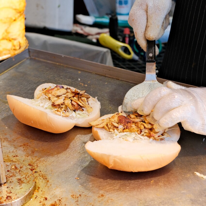 【信義區美食推薦】神攻沙威瑪～現烤香軟麵包、台灣在地雞肉炒軟Q～肉力加倍、爆漿起司沙威瑪超好吃！信義區平價美食～