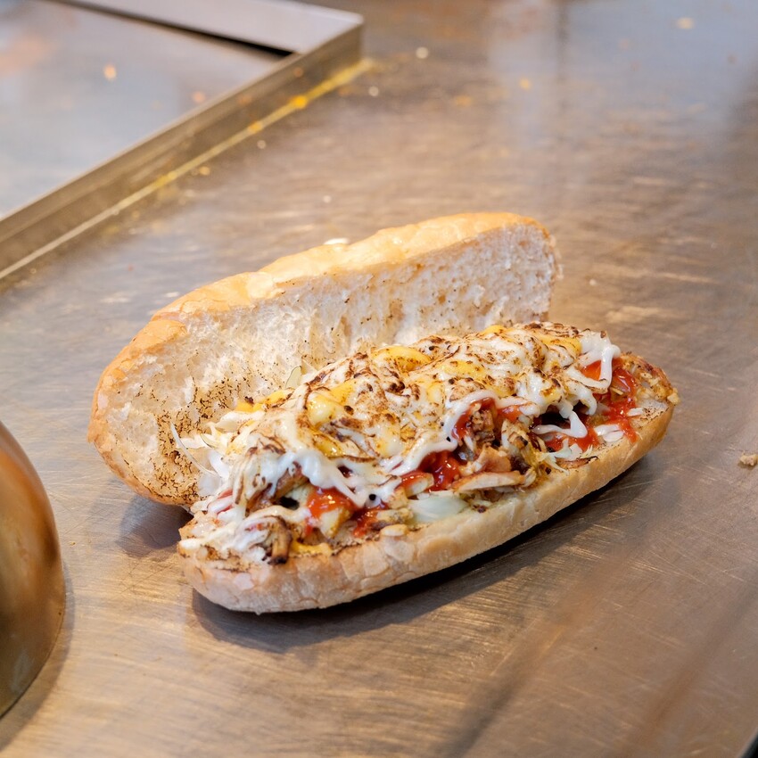 【信義區美食推薦】神攻沙威瑪～現烤香軟麵包、台灣在地雞肉炒軟Q～肉力加倍、爆漿起司沙威瑪超好吃！信義區平價美食～