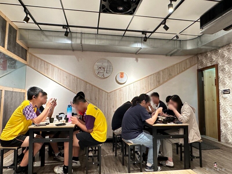 食在丼飯咖哩飯 咖哩飯只要銅板價80元 比臉大的豬排飯超狂 內用免費加飯加醬 還有紅茶、味噌湯喝到飽! @兔貝比的菲比尋嚐 食在丼飯咖哩飯 咖哩飯只要銅板價80元 比臉大的豬排飯超狂 內用免費加飯加醬 還有紅茶、味噌湯喝到飽! @兔貝比的菲比尋嚐