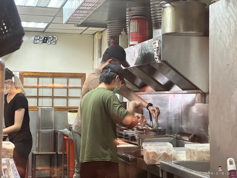 食在丼飯咖哩飯 咖哩飯只要銅板價80元 比臉大的豬排飯超狂 內用免費加飯加醬 還有紅茶、味噌湯喝到飽! @兔貝比的菲比尋嚐 食在丼飯咖哩飯 咖哩飯只要銅板價80元 比臉大的豬排飯超狂 內用免費加飯加醬 還有紅茶、味噌湯喝到飽! @兔貝比的菲比尋嚐