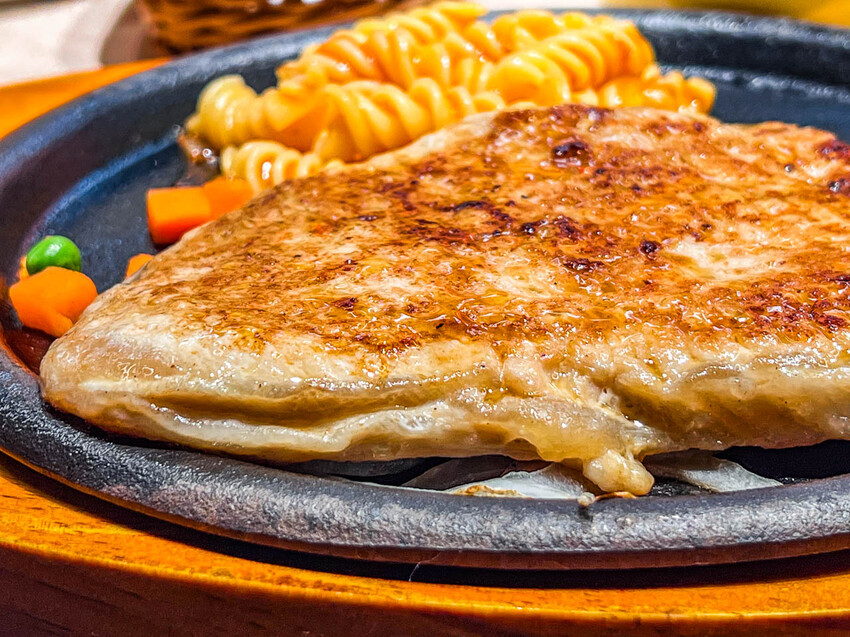 新北市林口區我家牛排林口A9店｜現場人山人海！全台最大我家牛排，值得排嗎？