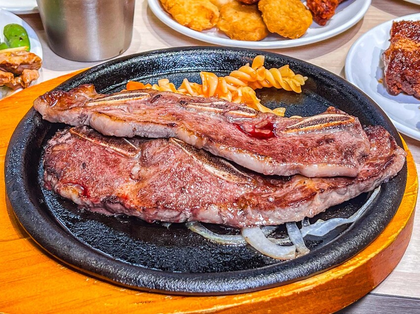 新北市林口區我家牛排林口A9店｜現場人山人海！全台最大我家牛排，值得排嗎？