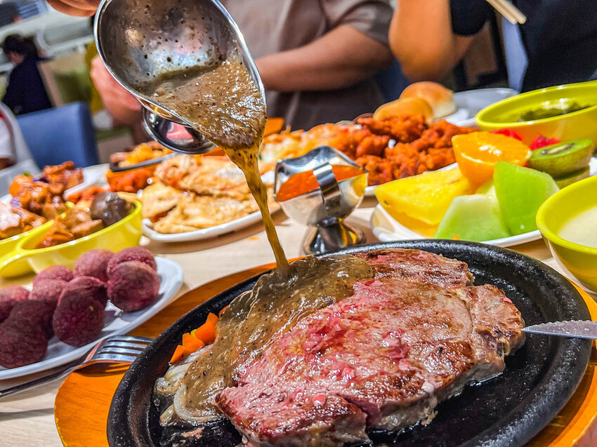 新北市林口區我家牛排林口A9店｜現場人山人海！全台最大我家牛排，值得排嗎？