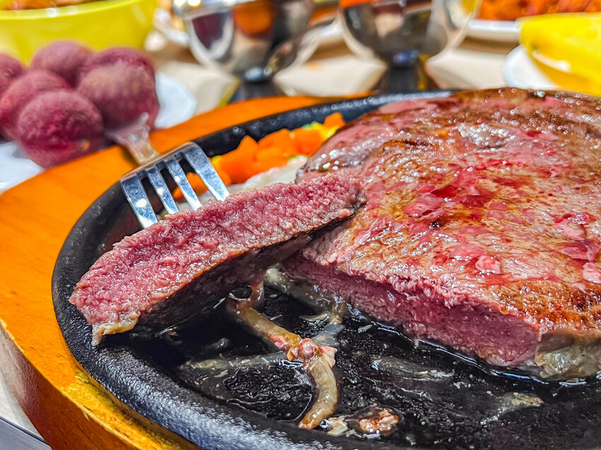 新北市林口區我家牛排林口A9店｜現場人山人海！全台最大我家牛排，值得排嗎？