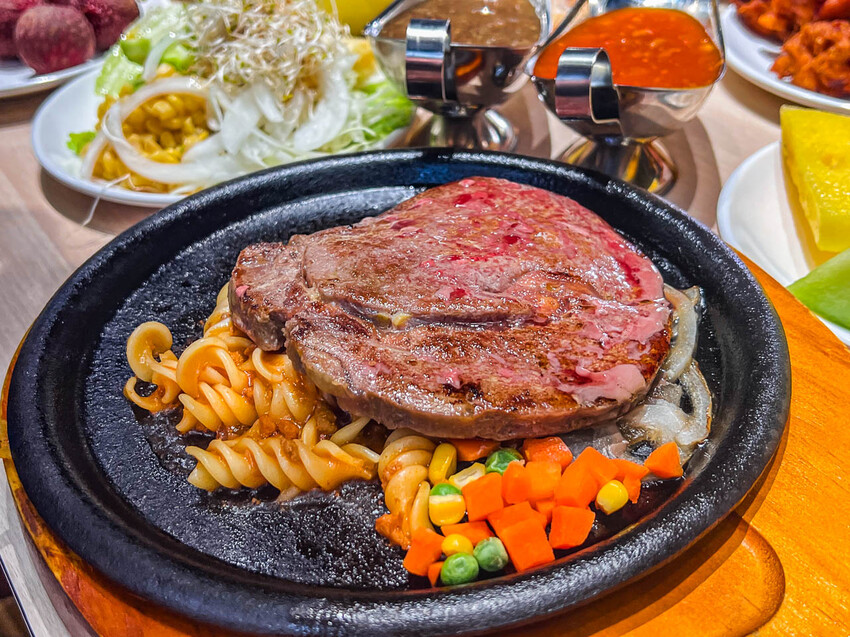 新北市林口區我家牛排林口A9店｜現場人山人海！全台最大我家牛排，值得排嗎？