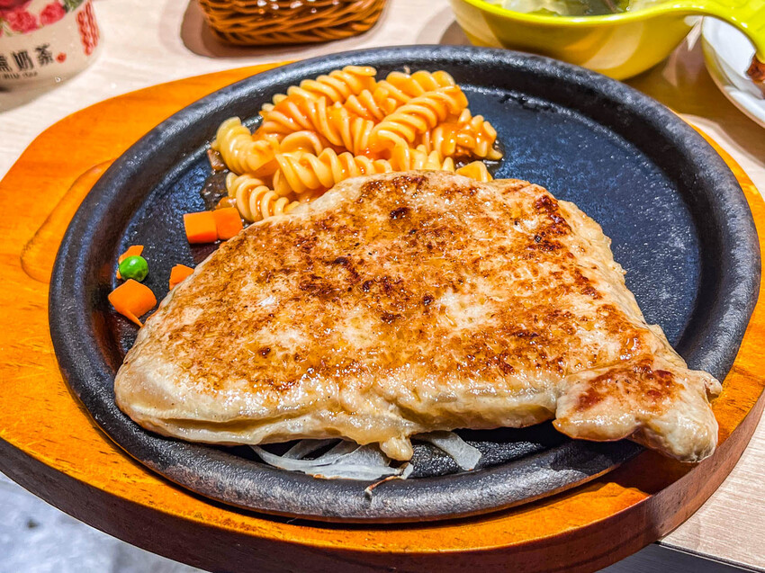 新北市林口區我家牛排林口A9店｜現場人山人海！全台最大我家牛排，值得排嗎？