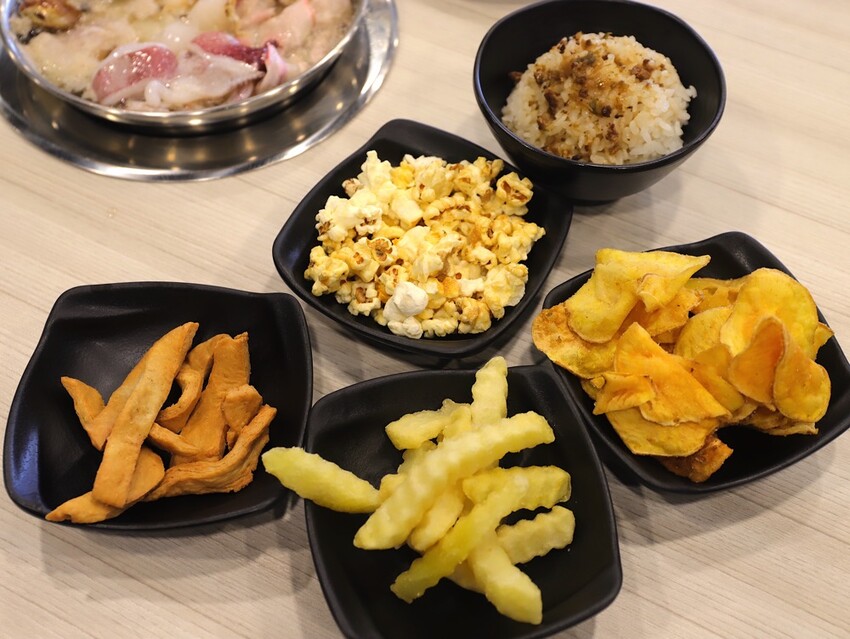 九鼎鍋台南開元店：高雄知名24小時營業火鍋店進軍台南，隨時想吃火鍋就能吃/只要百元起.吃鍋就能享用自助吧炸物吃到飽/高CP值聚餐火鍋店.吃大餐不傷荷包 - 進食的巨鼠