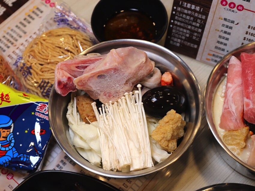 九鼎鍋台南開元店：高雄知名24小時營業火鍋店進軍台南，隨時想吃火鍋就能吃/只要百元起.吃鍋就能享用自助吧炸物吃到飽/高CP值聚餐火鍋店.吃大餐不傷荷包 - 進食的巨鼠