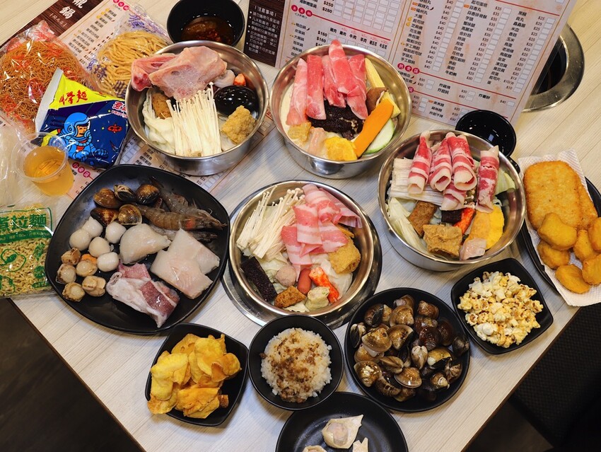 九鼎鍋台南開元店：高雄知名24小時營業火鍋店進軍台南，隨時想吃火鍋就能吃/只要百元起.吃鍋就能享用自助吧炸物吃到飽/高CP值聚餐火鍋店.吃大餐不傷荷包 - 進食的巨鼠