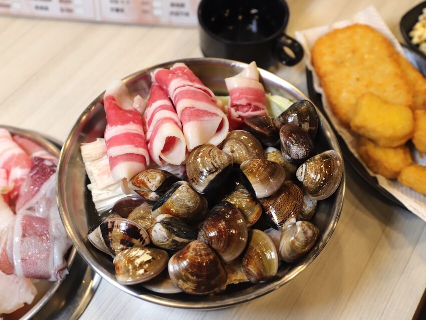 九鼎鍋台南開元店：高雄知名24小時營業火鍋店進軍台南，隨時想吃火鍋就能吃/只要百元起.吃鍋就能享用自助吧炸物吃到飽/高CP值聚餐火鍋店.吃大餐不傷荷包 - 進食的巨鼠