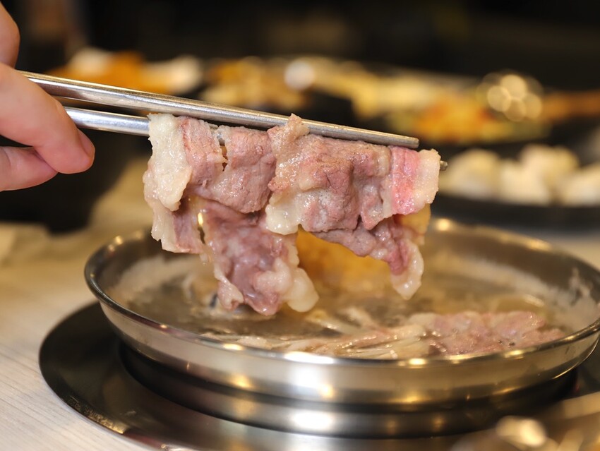 九鼎鍋台南開元店：高雄知名24小時營業火鍋店進軍台南，隨時想吃火鍋就能吃/只要百元起.吃鍋就能享用自助吧炸物吃到飽/高CP值聚餐火鍋店.吃大餐不傷荷包 - 進食的巨鼠