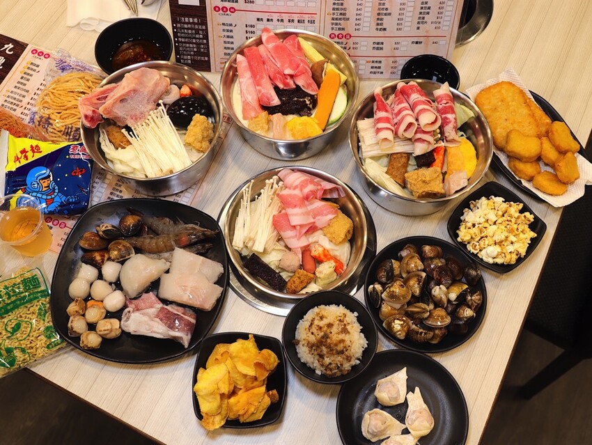 九鼎鍋台南開元店：高雄知名24小時營業火鍋店進軍台南，隨時想吃火鍋就能吃/只要百元起.吃鍋就能享用自助吧炸物吃到飽/高CP值聚餐火鍋店.吃大餐不傷荷包 - 進食的巨鼠