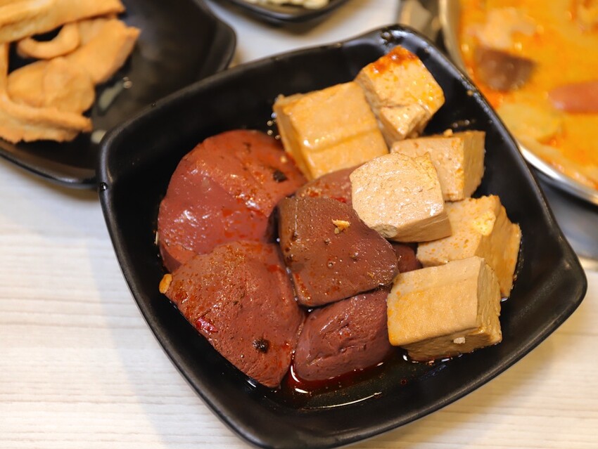 九鼎鍋台南開元店：高雄知名24小時營業火鍋店進軍台南，隨時想吃火鍋就能吃/只要百元起.吃鍋就能享用自助吧炸物吃到飽/高CP值聚餐火鍋店.吃大餐不傷荷包 - 進食的巨鼠