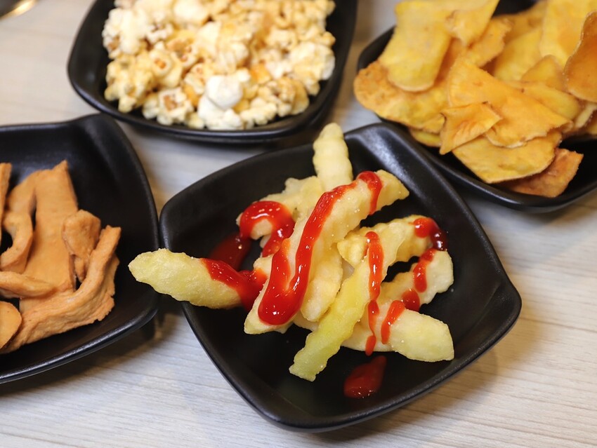 九鼎鍋台南開元店：高雄知名24小時營業火鍋店進軍台南，隨時想吃火鍋就能吃/只要百元起.吃鍋就能享用自助吧炸物吃到飽/高CP值聚餐火鍋店.吃大餐不傷荷包 - 進食的巨鼠